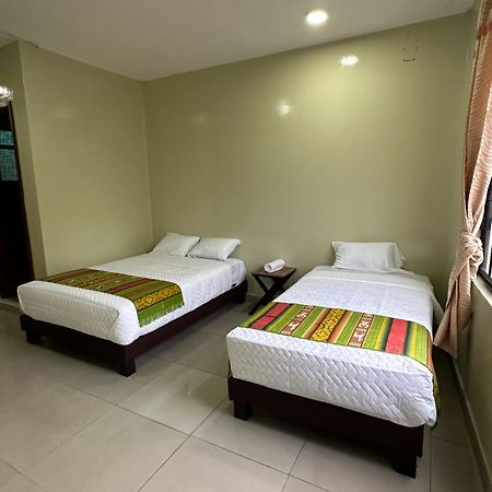 Hostal Marin Central Quito Esterno foto